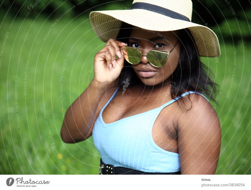 Idoresse hut Frau Porträt feminin blick Genauigkeit T-Shirt Sonnenbrille Coolness schwarzhaarig langhaarig festhalten warten schön selbstbewußt Schutz Ausdauer