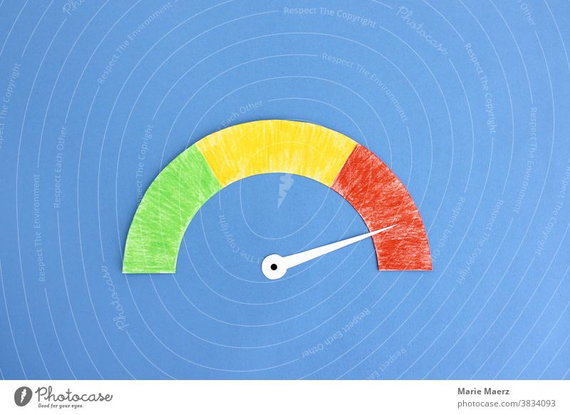 Tachometer im roten Bereich Anzeige Auslastung Geschwindigkeit Grafik u. Illustration Zeiger. Zifferblat Hintergrund neutral Textfreiraum oben minimalistisch