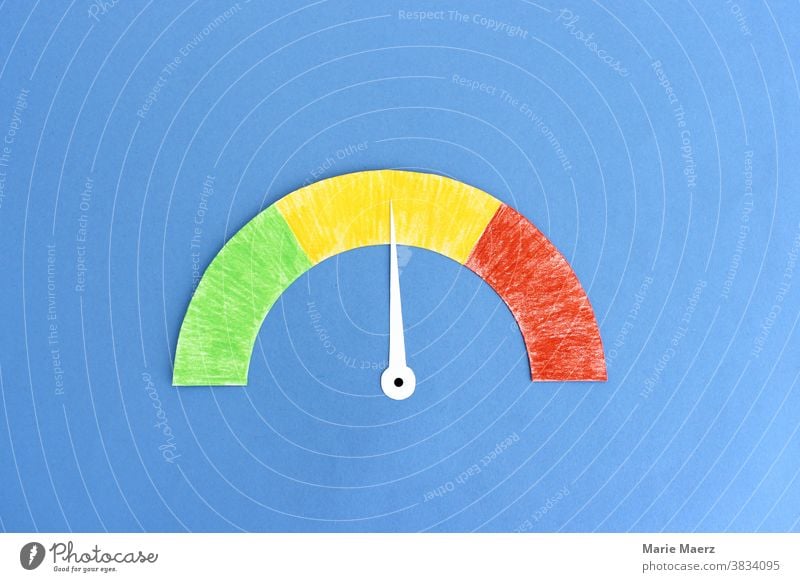 Tachometer mit Zeiger im gelben Bereich Messgerät messen Risiko minimalistisch Textfreiraum oben Hintergrund neutral Zeiger. Zifferblat Illustration