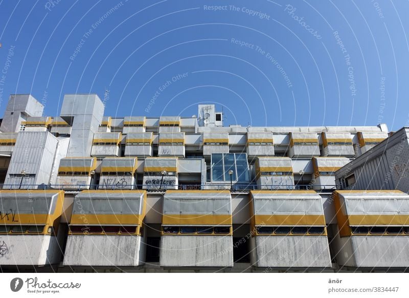 Ein Gebäude vor blauem Himmel Brutalismus Beton Haus Industrie gelb Blauer Himmel Wand eckig Architektur