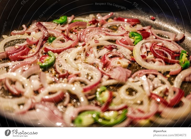 Zwiwwel Zwiebel Zwiebelringe Lebensmittel Farbfoto Gemüse Bioprodukte dünsten Braten Ernährung Vegetarische Ernährung lecker frisch Menschenleer Nahaufnahme