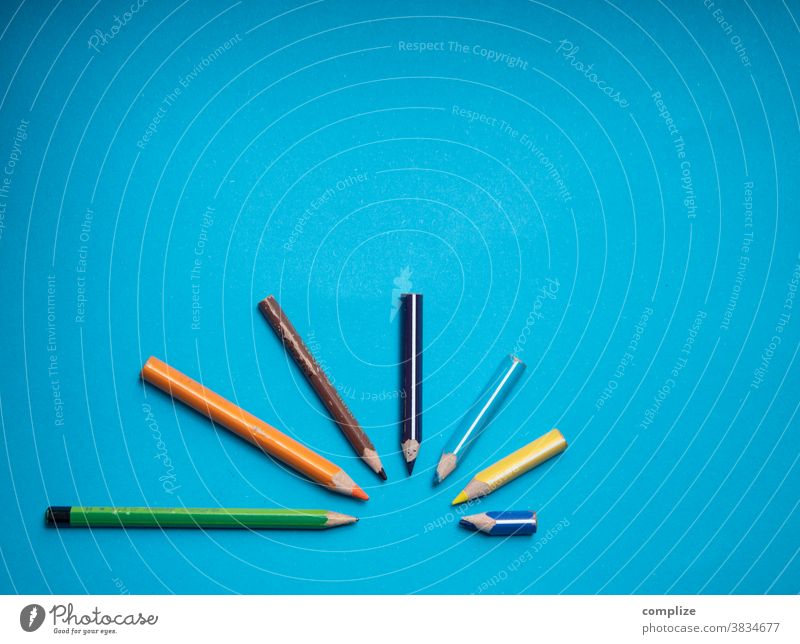 Bunter Stift Bogen bunt Buntstifte malen Inspiration kita Statistik abfallend Kurve farbpalette farbenfroh blau copyspace copy space Platz bildhintergrund