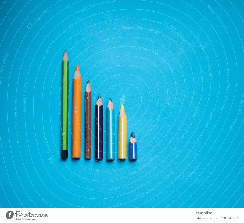 Bunte Stift Kurve bunt Buntstifte malen Inspiration kita Statistik abfallend farbpalette farbenfroh blau copyspace copy space Platz bildhintergrund Kreativität