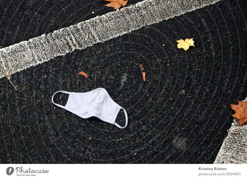 verlorene stoffmaske liegt auf der straße l corona thoughts mundschutz mund-nasen-schutz mns benutzt gebraucht boden achtlos gesichtsmaske covid19 coronavirus