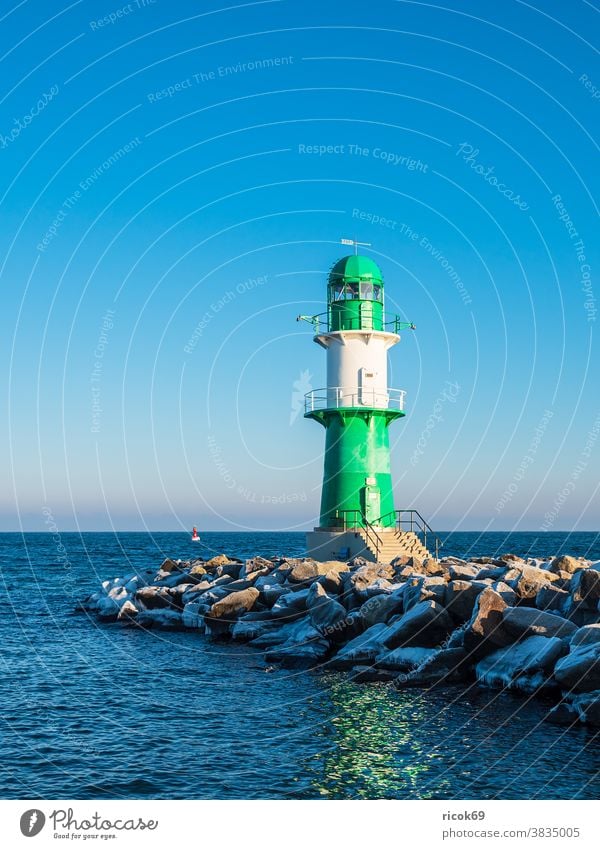 Der Maulwurf in Warnemünde im Winter Leberfleck Ostsee Molenturm Rostock Eis Wasser Küste Steine Turm Leuchtturm Ostseeküste Mecklenburg-Vorpommern blau Grün