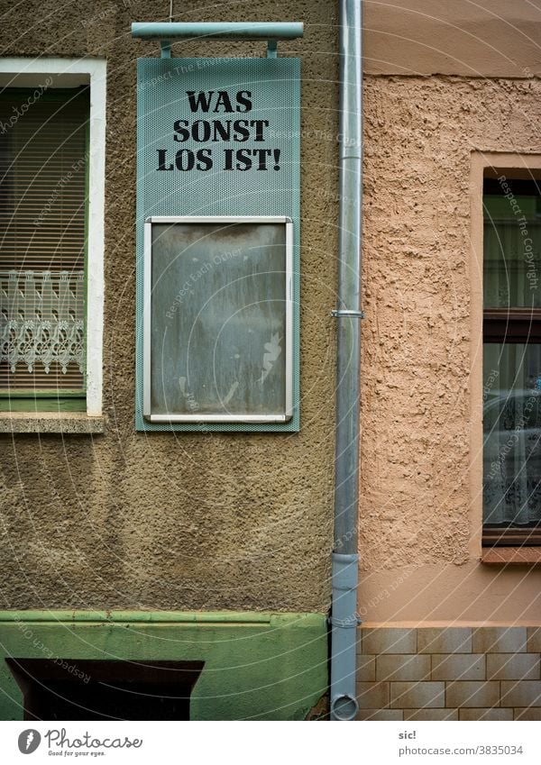 Schild an Hauswand Ankündigung Hinweis Hinweisschild Menschenleer Schilder & Markierungen Außenaufnahme Wand Buchstaben Fassade Wort alt Farbfoto Gebäude Mauer