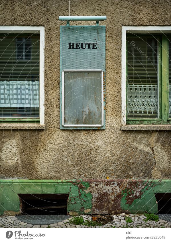 Schild an Hauswand Ankündigung Farbfoto Außenaufnahme Information Wand blanko leer Mitteilung Hintergrund Menschenleer Veranstaltung trist trostlos Leere Grün