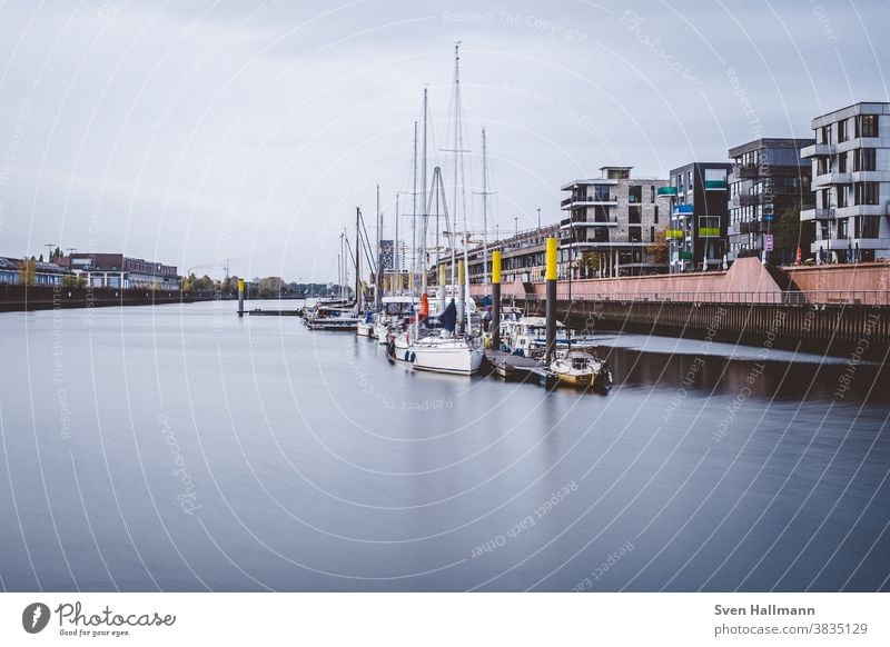 Boot im Hafen Segelboot Segeln Jacht Himmel Wasser Urlaub Freiheit Segelschiff Abenteuer Außenaufnahme Ferien & Urlaub & Reisen Sommer Farbfoto Wassersport