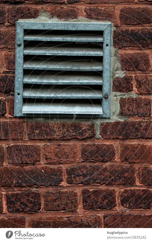 Lüftungsgitter in einer alten Backsteinwand. Ziegel Fassade Wand Strukturen & Formen Bauwerk Gebäude Stein Haus Detailaufnahme rot Backsteinfassade