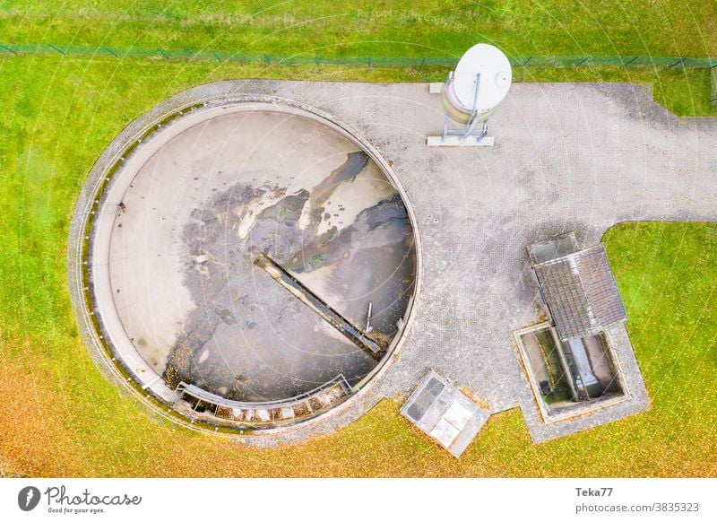 Kleinkläranlage von oben Abwasser Klärwerk kleine Kläranlage schmutziges Wasser leere Kläranlage Kläranlage von oben dreckig Sauberkeit