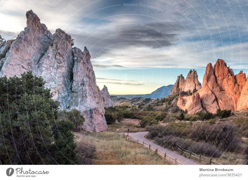 Garten der Götter, Colorado Springs, Colorado. Früh am Morgen Anziehungskraft mit alpin reisen rot Tourismus Landschaft Hügel im Freien Natur Park Formation Tal