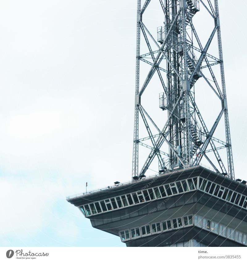 Steilvorlage konstruktion turm metall bauwerk technik hoch fenster plattform aussicht himmel leiter architektur