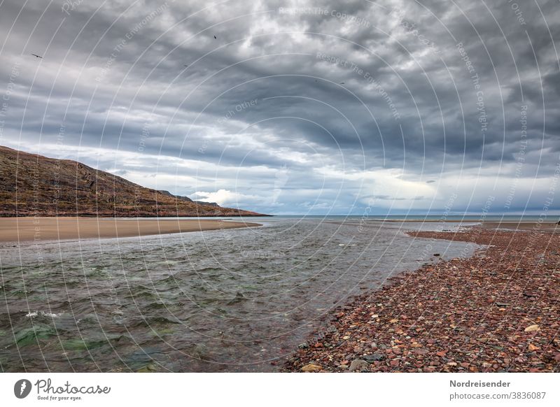 Kleiner Fluss auf Varanger der in die Barentssee mündet Kontrast Tag Textfreiraum oben Menschenleer Außenaufnahme Gedeckte Farben Farbfoto Norwegen Felsen