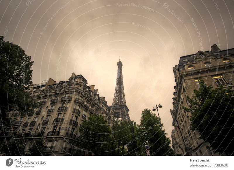 Paris en gris Himmel Wolken Gewitterwolken Sommer schlechtes Wetter Frankreich Stadt Hauptstadt Stadtzentrum Altstadt Haus Sehenswürdigkeit Wahrzeichen