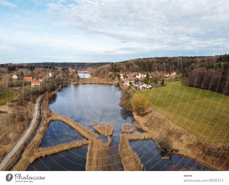 Die westlichen Wälder Augsburgs aus der Vogelperspektive Augsburg Westliche Wälder Burgwalden Fischzucht Tier Textfreiraum Drohne fliegend Fischteiche Fischen