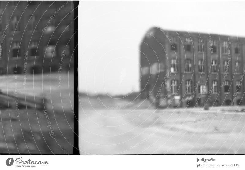 Industrieruine, analog fotografiert. Gebäude Architektur Ruine Abrissgebäude abrissreif Verfall Vergänglichkeit Menschenleer Wandel & Veränderung Haus