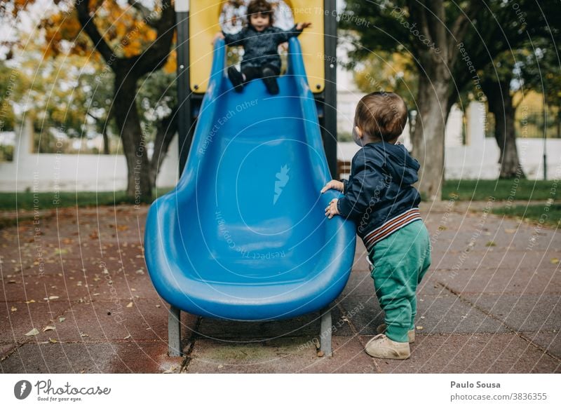 Bruder und Schwester spielen auf dem Spielplatz Geschwister Kaukasier Zusammensein Kleinkind Zusammengehörigkeitsgefühl Liebe Freundschaft