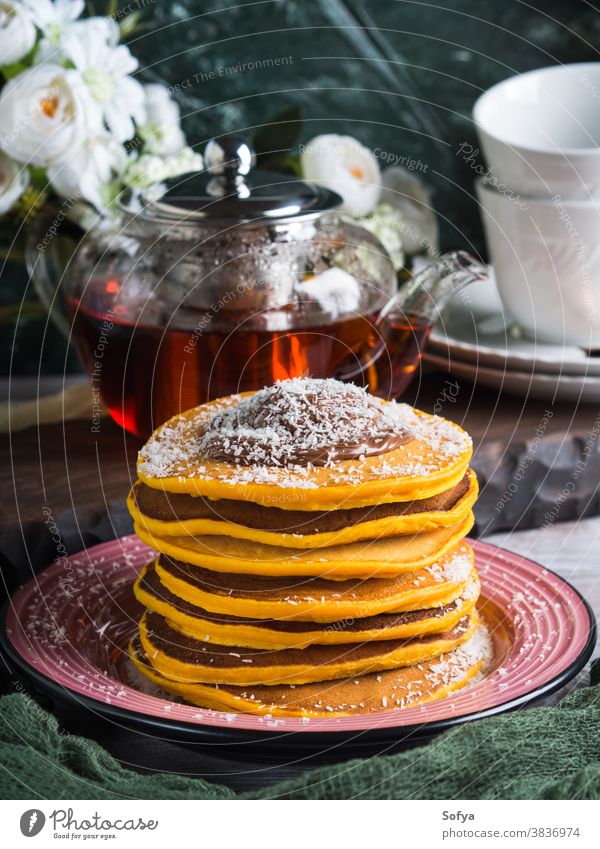 Kürbispfannkuchenstapel mit Schokolade serviert Lebensmittel Frühstück Pfannkuchen Teller Stapel Dessert Liebling Brunch süß geschmackvoll Amerikaner