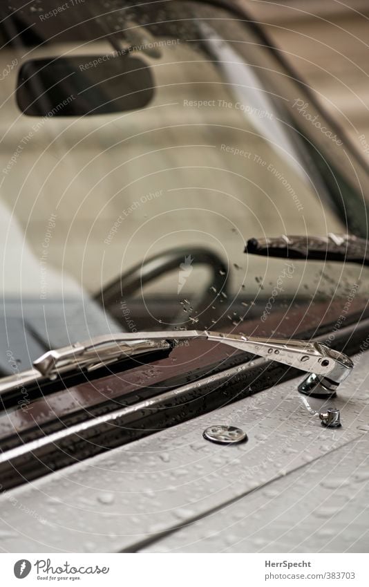 Nach dem Regen schlechtes Wetter Fahrzeug PKW nass grau silber Scheibenwischer Windschutzscheibe Wassertropfen Motorhaube Lenkrad Rückspiegel Farbfoto