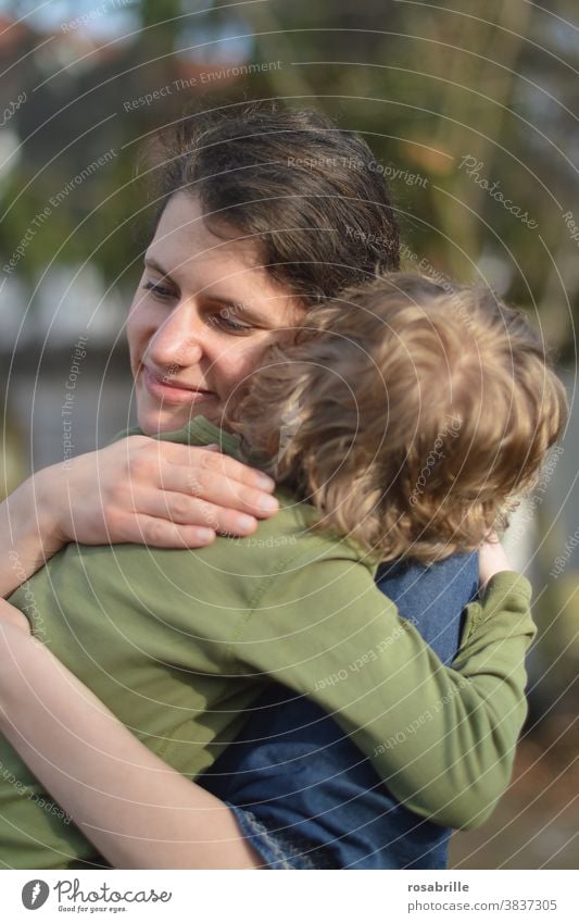 junge Mutter hält kleines Kind im Arm Mutterliebe Muttertag Liebe Liebesbekundung Sohn Frau Kleinkind umarmen auf dem Arm halten lieben Familie Fürsorge