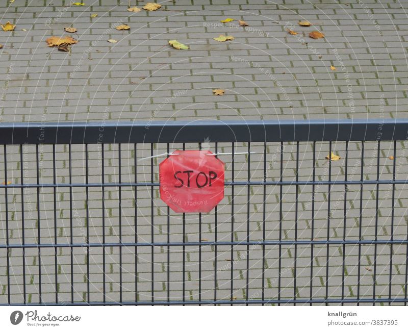 STOP stoppen Stoppschild Schilder & Markierungen Abstand Verkehrszeichen Hinweisschild Warnschild Schriftzeichen coronavirus Schutz Zeichen Wege & Pfade