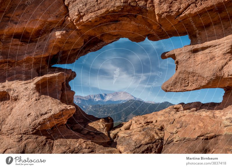 Hechtspitze gesehen durch den Siamesischen Zwillingsfelsen im Garten der Götter, Colorado Springs, Colorado siamesisch Zwillinge Felsen Anziehungskraft mit