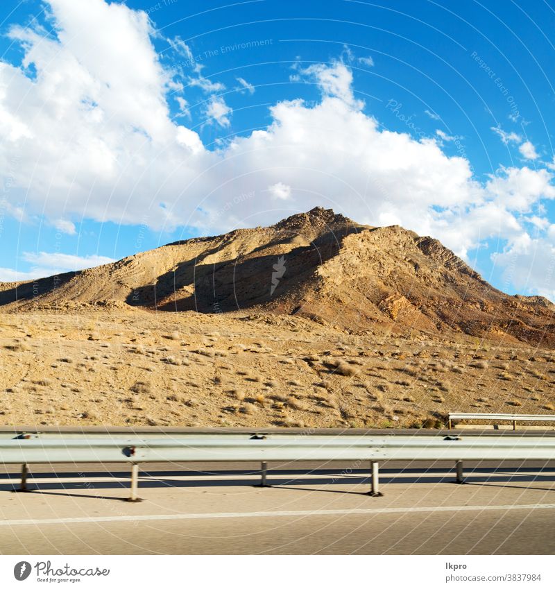 im iranischen Berg Iran Berge u. Gebirge Landschaft Felsen wüst Natur persien reisen Himmel Asien Stein malerisch Hügel Tal Tourismus Ansicht Straße Panorama