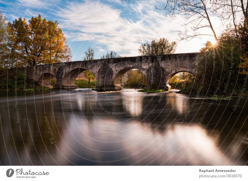 Brücke über die Altmühl leuchtet in Herbststimmung auf, lange Belichtung altmühl Architektur schön Gebäude Wolken Farbe farbenfroh Landschaft Tag Europa