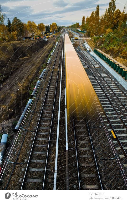 Fahrende S-Bahn auf der Baustelle der Dresdener Bahn, Berlin-Lankwitz bahn baustelle berufesverkehr bewegungsunschärfe deutsche bahn dresdener bahn eisenbahn