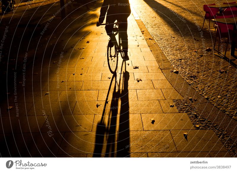 Entgegenkommender Radfahrer abend architektur berlin bürgersteig büro city deutschland dämmerung fahrrad fahrradweg hauptstadt haus himmel innenstadt mitte