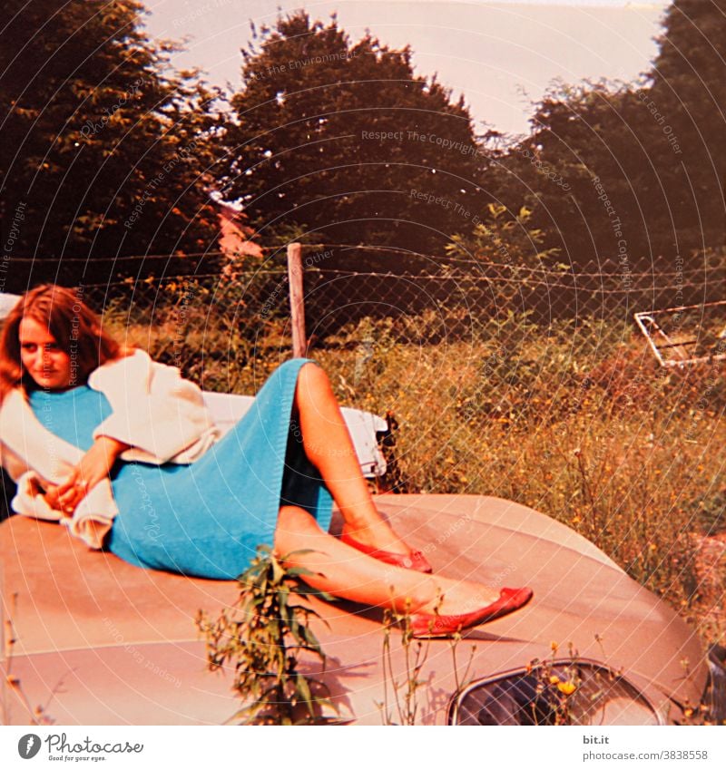 Bloß nicht, unter die Haube kommen. Frau Junge Frau Jugendliche teenager Mensch feminin elegant Auto Motorhaube liegen schön chill chillig chillen Cool Coolness