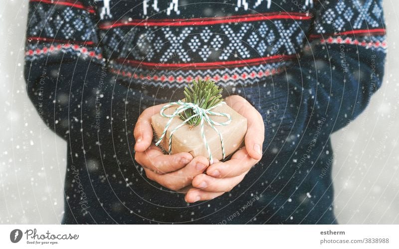 Fröhliche Weihnachten.Kinderhände halten ein Weihnachtsgeschenk.Weihnachtskonzept Hintergrund Weihnachtsmann Spaß Feier Heiligabend Fröhlichkeit Freude Glück