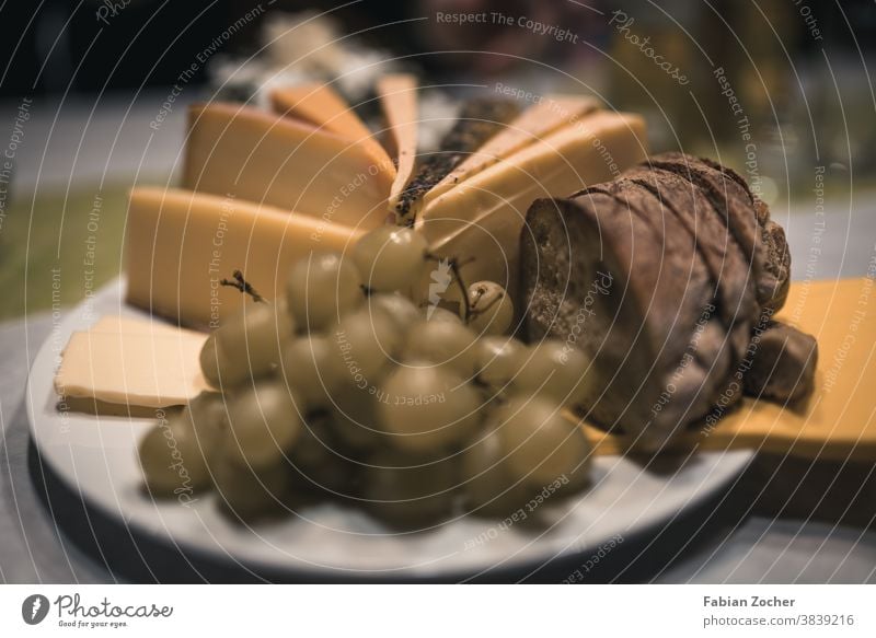 Leckere Brotzeit Veranstaltung Trauben Brotlaib Käse Hartkäse Essen Nachtisch Baguette lecker