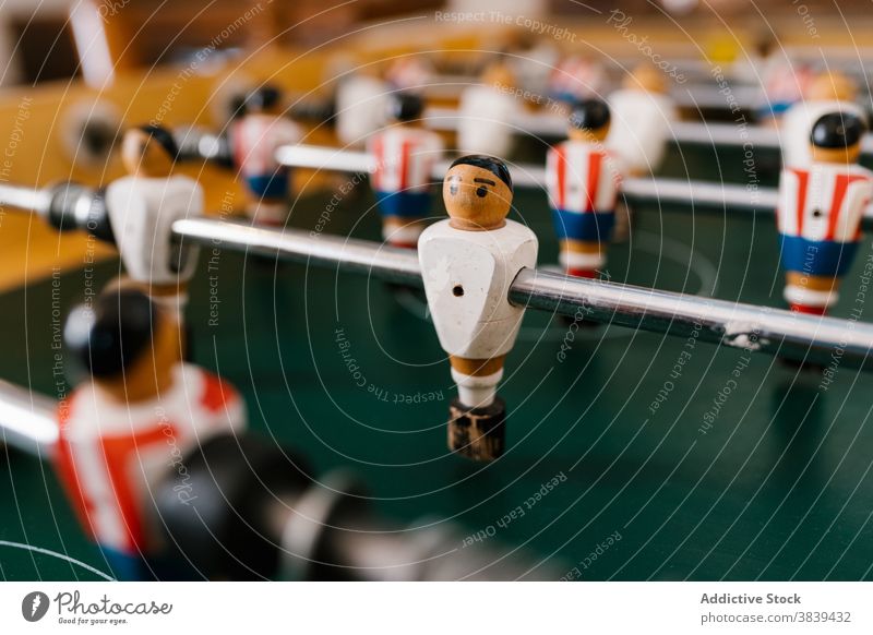 Vintage-Tischfußball im Zimmer Fußball Spiel Kicker retro altehrwürdig altmodisch Spieler Figur Nostalgie unterhalten Tradition klassisch Stil hölzern Feld grün