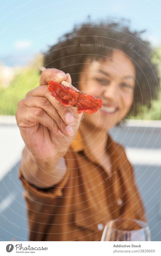 Schwarze Frau mit Sushi im Cafe Essstäbchen Thunfisch Asiatische Küche Restaurant Café Lebensmittel Kälte geschmackvoll ethnisch schwarz Afroamerikaner lecker