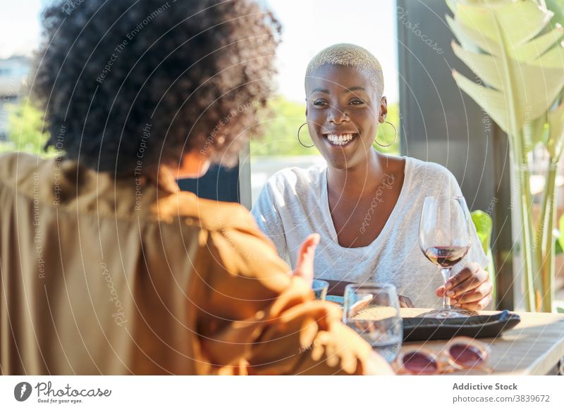 Playful ethnischen Frauen haben Spaß beim Essen Sushi Tisch im Restaurant Essstäbchen Spaß haben Lachen kindisch spielen heiter Freundschaft Lebensmittel