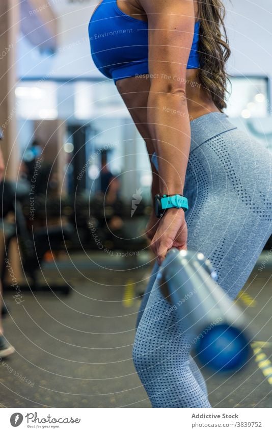 Sportlerin macht Übungen mit Langhantel im Fitnessstudio deadlift Curl-Hantel Person Trainerin heben Gewichtheben stark Überwachung Personal modern Training