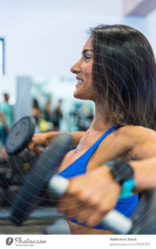 Frau trainiert mit Hanteln mit Hilfe eines Trainers Kurzhantel Übung Personal Ausbilderin Sportlerin Training intensiv Hilfsbereitschaft ethnisch abstützen