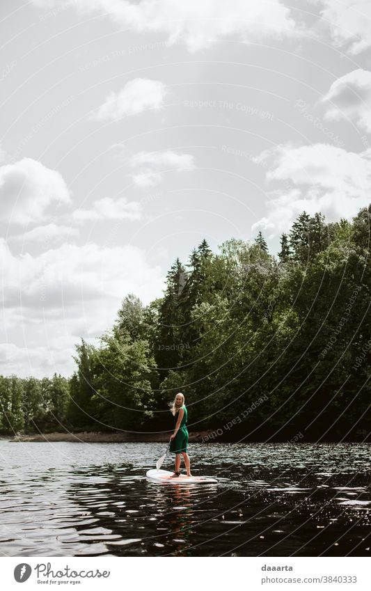 SUP-Sommer Frau Urlaub Pfütze Wald Fluss Stimmung Nostalgie See Stehpfütze Wind Genuss Freiheit Glücksgefühle jung Ausflug im Freien Sonnenschein gutes Wetter