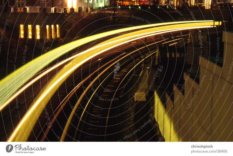 Tunnelausfahrt Nacht Gleise Licht Verkehr Eisenbahn Kurve