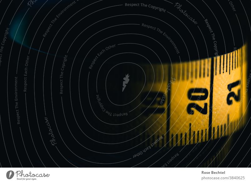 Maßband mit den Zahlen 19 und 20 sowie 21 Ziffern & Zahlen bandmaß messen Genauigkeit Messinstrument Präzision Innenaufnahme Detailaufnahme Farbfoto Nahaufnahme