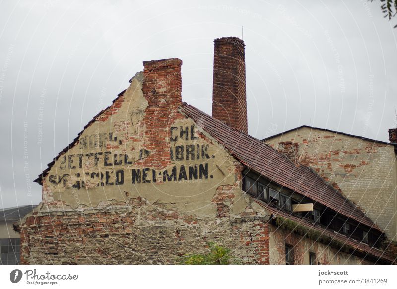 Ansicht einer alten verfallenen Fabrik Gebäude Brandmauer Architektur Himmel Fassade Schornstein lost places Ruine Vergangenheit Beschriftung Werbung vergangen