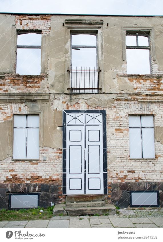 Verlassenes Haus aufgehübscht Fassade lost places Stadthaus Endzeitstimmung Zahn der Zeit Frankfurt Oder Vergänglichkeit Wandel & Veränderung Architektur Ruine