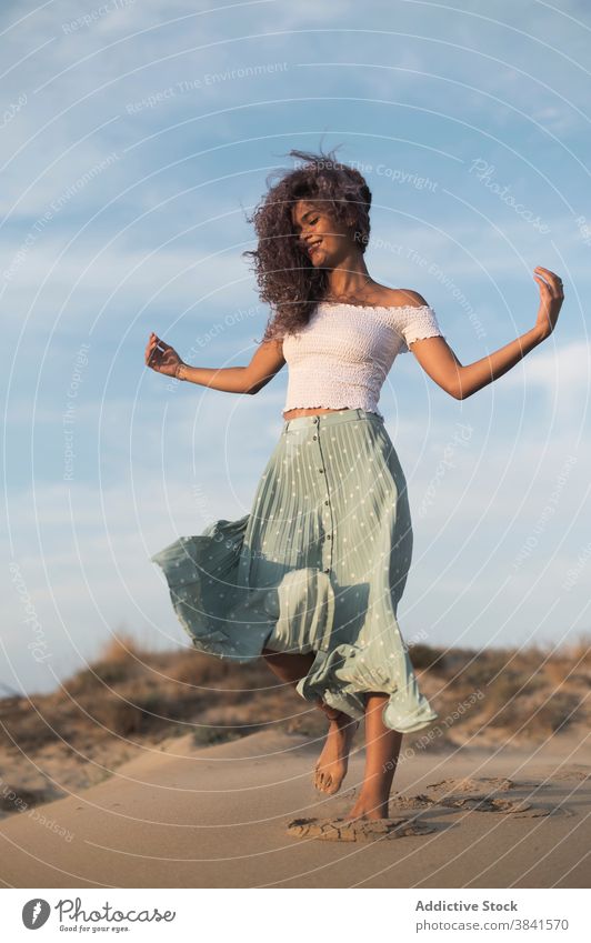 Serene Frau zu Fuß auf Sandstrand bei Sonnenuntergang sorgenfrei Sommer Spaziergang Strand Barfuß Anmut ruhig Outfit Hügel Natur charmant genießen Freiheit jung