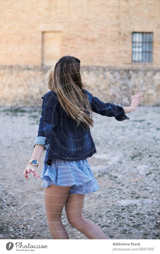 Sorglose Frau beim Laufen in der Stadt sorgenfrei Freiheit tausendjährig sich umdrehen laufen Spaß haben genießen Großstadt trendy jung Stil Outfit