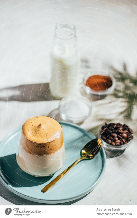 Dalgona-Kaffee auf dem Tisch serviert dalgona kalt Aroma Erfrischung sofort Getränk Glas trinken melken Tradition aromatisch Geschmack Energie brauen