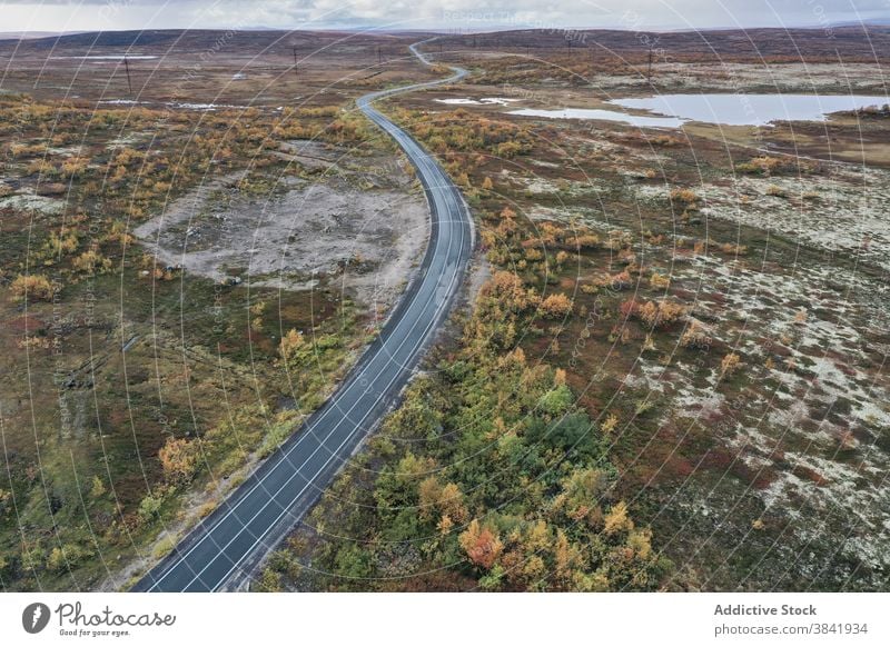 Erstaunlicher Blick auf die Straße durch das Tal Fahrbahn Herbst Baum Landschaft erstaunlich Kurve Weg Natur malerisch Umwelt fallen Saison Wald Ausflugsziel