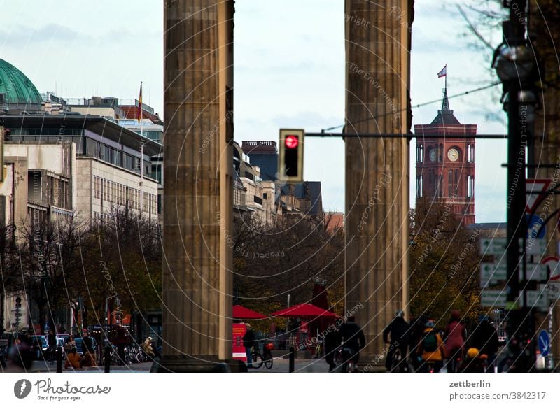 Blick zum Roten Rathaus durchs Brandenburger Tor architektur berlin brandenburger tor city deutschland durchblick hauptstadt himmel hochhaus innenstadt mitte