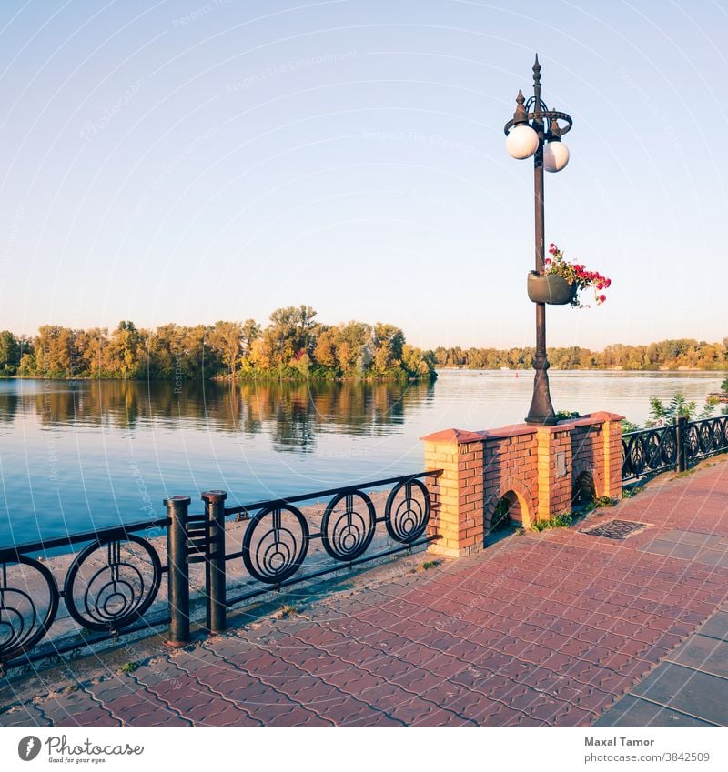 Promenade entlang des Dnjepr Kiew kyiv Obolon Ukraine Nachmittag Architektur Herbst blau Windstille Großstadt Stadtbild Tag fallen grün See Landschaft Natur