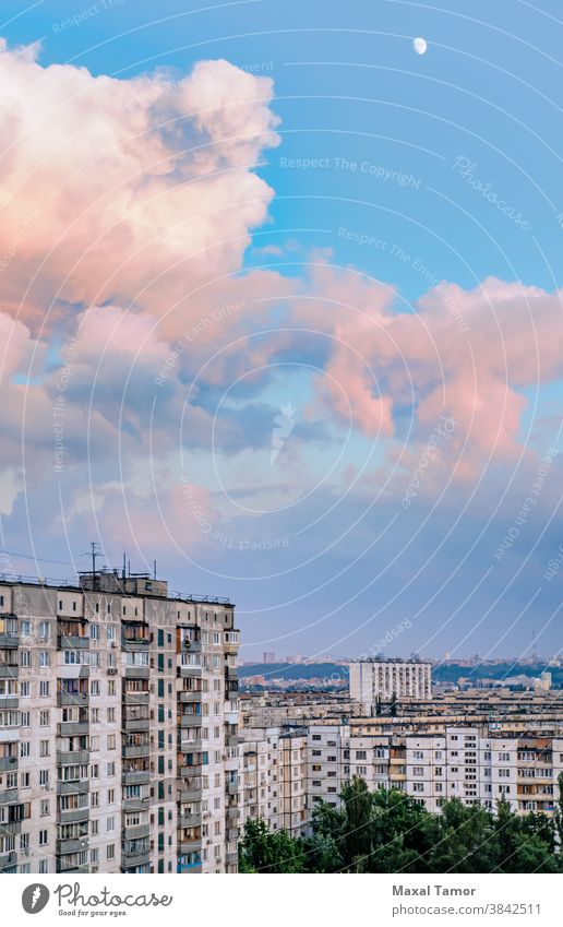 Hohe Gebäude im Bezirk Obolon in Kiew Europa kyiv Minska Ukraine Architektur blau Kapital Großstadt Stadtbild Wolken Tag Revier Abend Außenseite Gehäuse Lampe